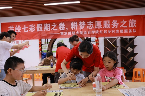 南財學子走進農(nóng)家書屋：紫色藝術陶冶情操，書法漆扇傳承文化