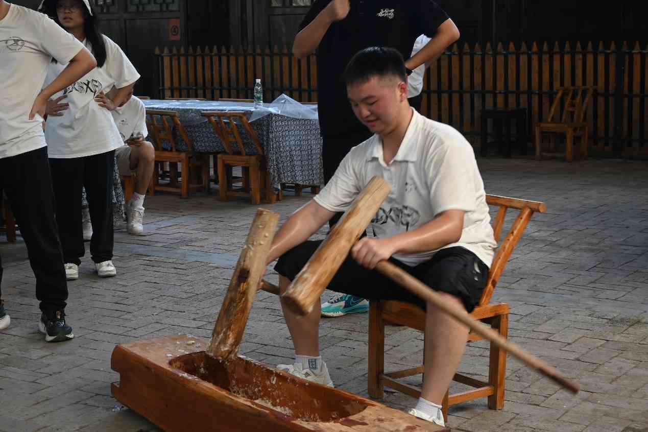 湖南工商大學(xué)e路鄉(xiāng)伴小分隊(duì)：傳承千年民俗，共賞打糍粑盛宴