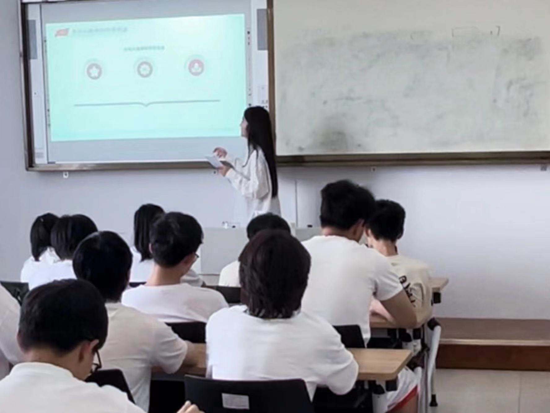 浙郵學(xué)子三下鄉(xiāng)：傳承紅色基因，綻放青春的炫麗之花