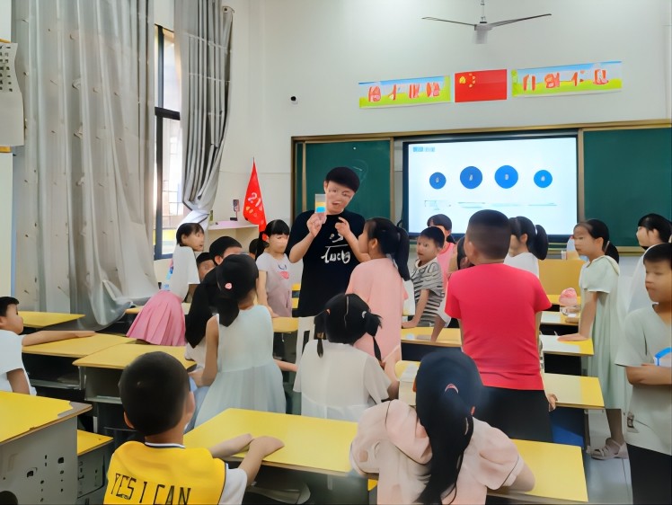 【青春建功，實(shí)踐鑄魂】童心相伴同行，共鑄七彩假期——中