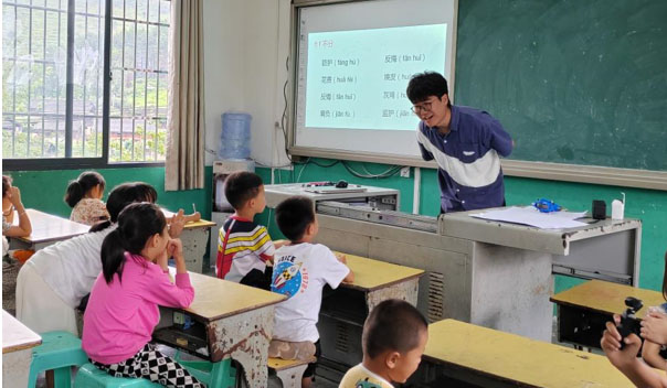 童語誦讀 ，推普筑夢(mèng)——長安大學(xué)筑夢(mèng)黔行實(shí)踐隊(duì)深入開展推普工作