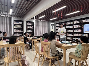 南財學子走進農(nóng)家書屋：藍色科技漲知識，作業(yè)輔導助成長