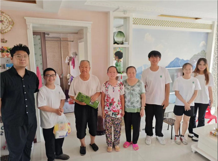 大學(xué)生進社區(qū)：傳承紅色基因，傳遞溫暖關(guān)懷