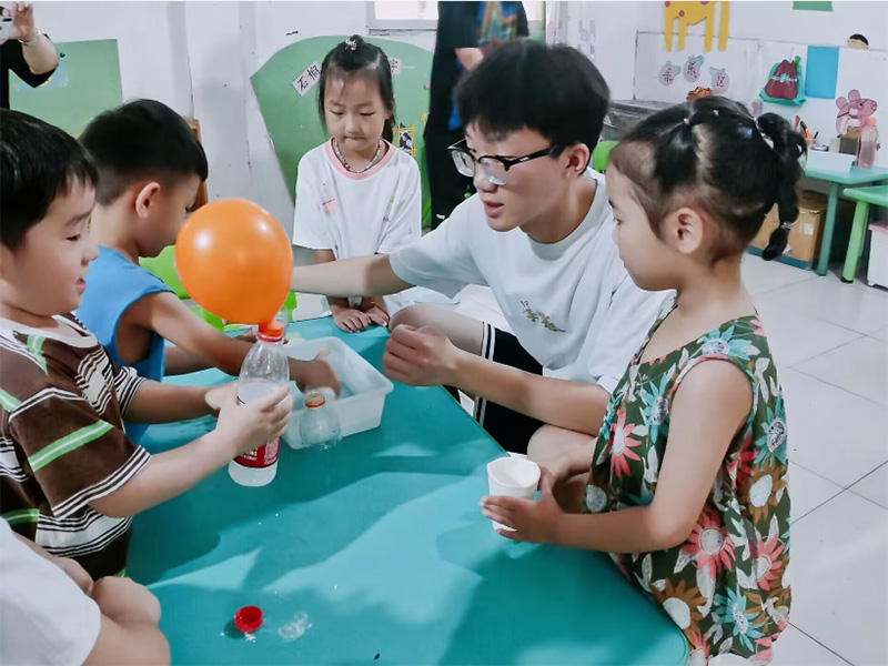 河南理工三下鄉(xiāng)——【情暖實踐團聯(lián)合光電宣講團走進幼兒園宣講科學小知識】
