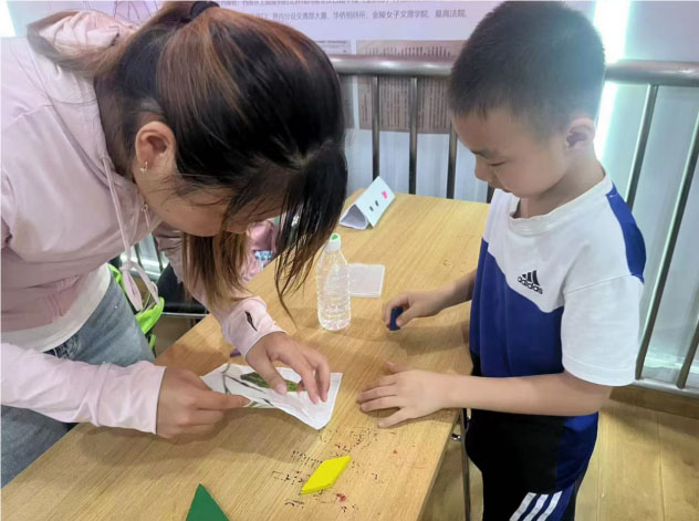 “藝賦中醫(yī)”團(tuán)隊(duì)響應(yīng)“愛(ài)心暑托班”號(hào)召，向社區(qū)孩童介紹中醫(yī)藥拓染技藝