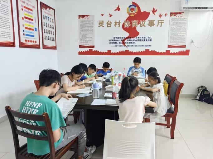 【童心相伴 夕陽同輝—巢湖學院數(shù)學與大數(shù)據(jù)學院赴同大鎮(zhèn)“一老一小“關(guān)愛服務(wù)團——暑托班“興趣小課堂”】