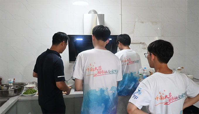 【青春建功，實(shí)踐鑄魂】中南大學(xué)“心興湘印”支教隊(duì)與團(tuán)省委駐興場坳村工作隊(duì)的一頓飯