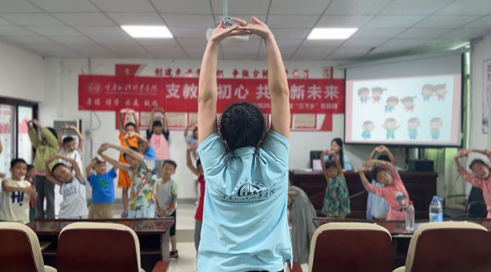 重外學子三下鄉(xiāng)：共舞紅星閃耀 傳承紅色經(jīng)典
