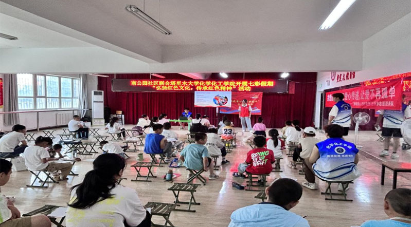 塔里木大學新疆生產建設兵團“情暖童心，守護花開”志愿服務隊赴南公園社區(qū)新時代文明實踐站開展“弘揚紅色文化，傳承紅色精神”的宣講活動