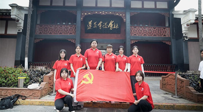 重走長征路，奮斗正當(dāng)時(shí)——西安工業(yè)大學(xué)藝術(shù)與傳媒學(xué)院“追紅·尋跡”實(shí)踐隊(duì)