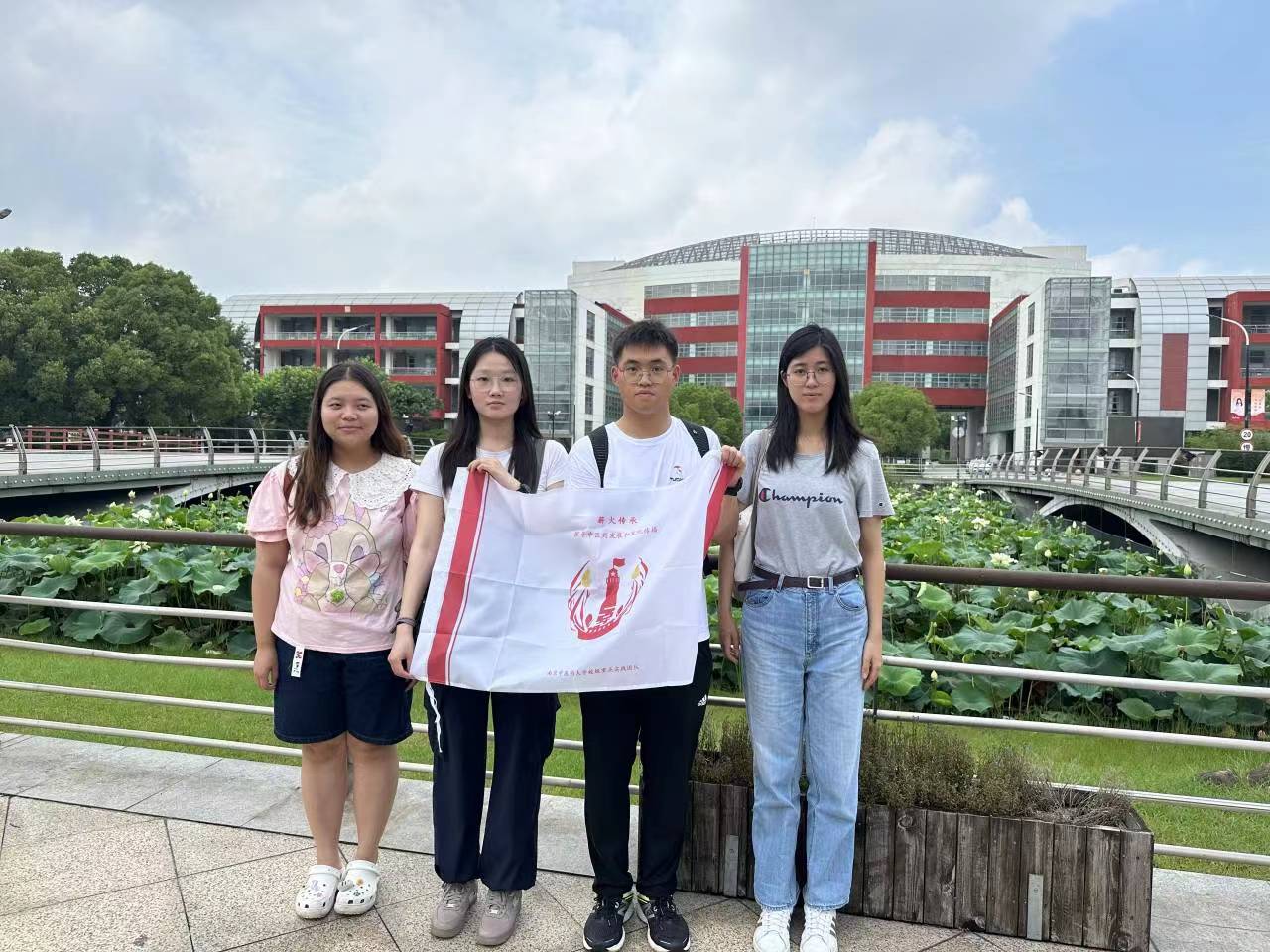 【一臨薪火實(shí)踐團(tuán)】“半夏送爾游天下，素問(wèn)幾時(shí)可當(dāng)歸”薪火實(shí)踐團(tuán)岐黃接力，丹心筑夢(mèng)小分隊(duì)探尋上海中醫(yī)藥博物館