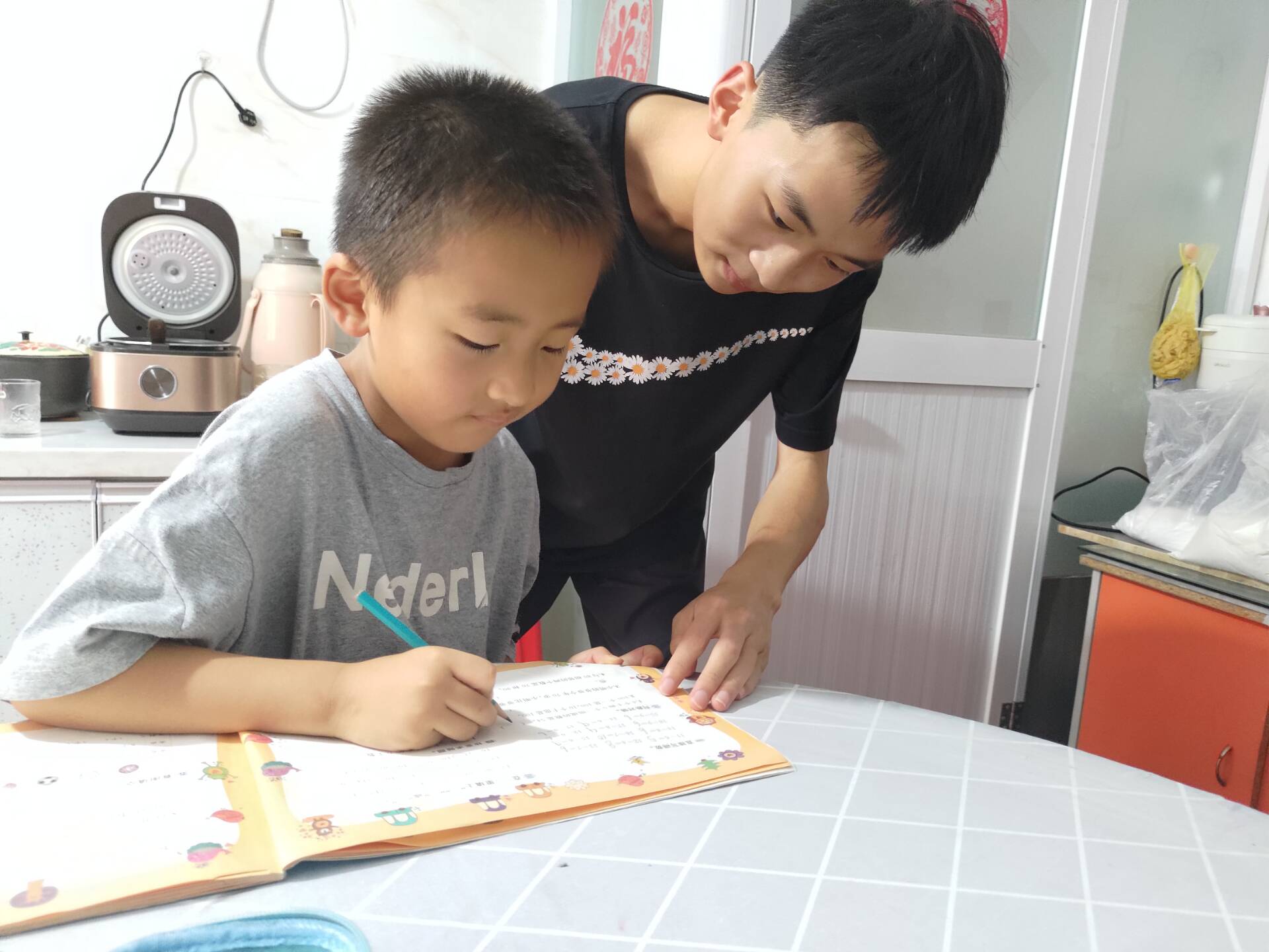 情牽留守，愛(ài)暖童心——關(guān)注留守兒童