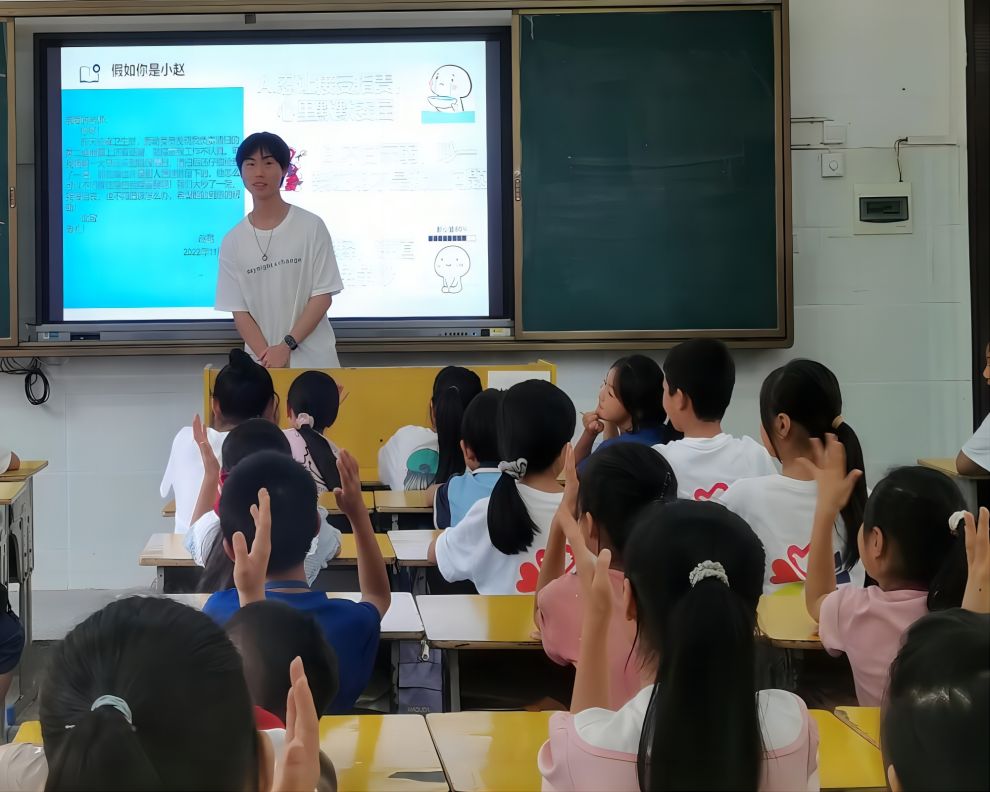 【青春建功，實(shí)踐鑄魂】足球構(gòu)筑友誼橋梁，反霸凌共建和諧校園——中南大學(xué)湘雅公共衛(wèi)生學(xué)院夏令營七彩課程持續(xù)推進(jìn)！