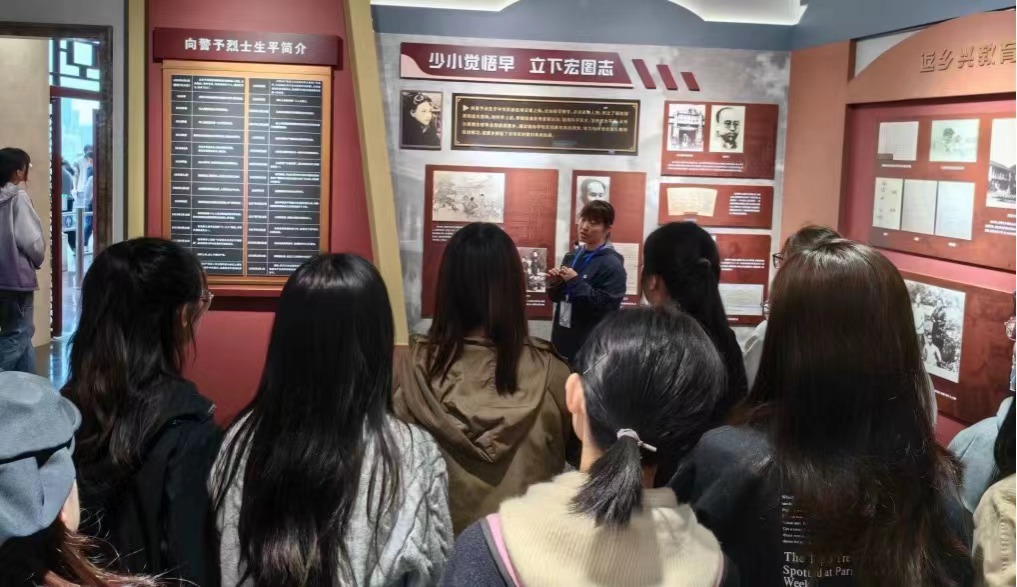 紅顏從戎保家國，巾幗英模書華章