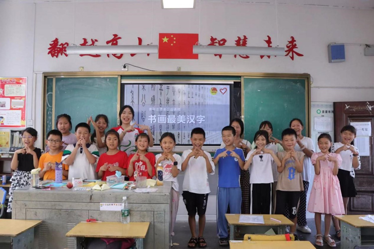 “七彩課堂”走進河溪，助力鄉(xiāng)村兒童創(chuàng)造多彩童年