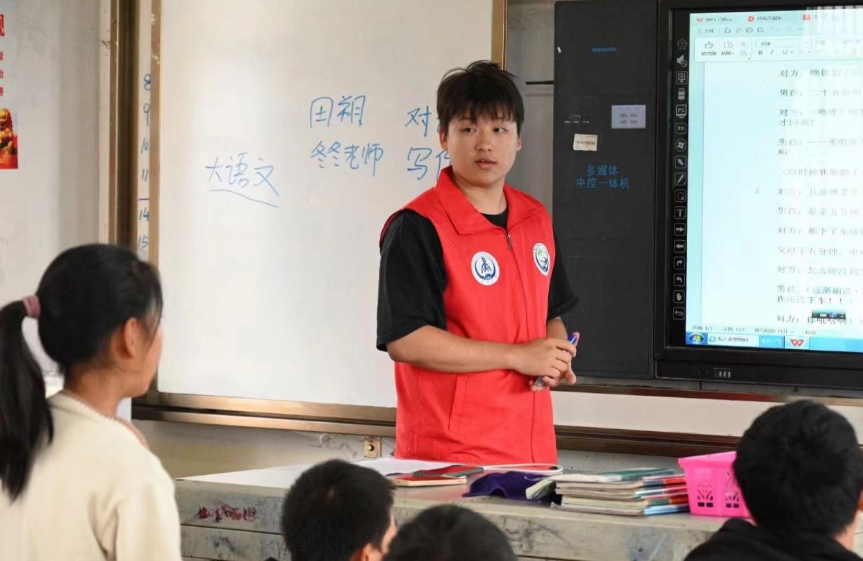長(zhǎng)安大學(xué)學(xué)子三下鄉(xiāng) | 青春實(shí)踐求真知，文化進(jìn)村育新風(fēng)