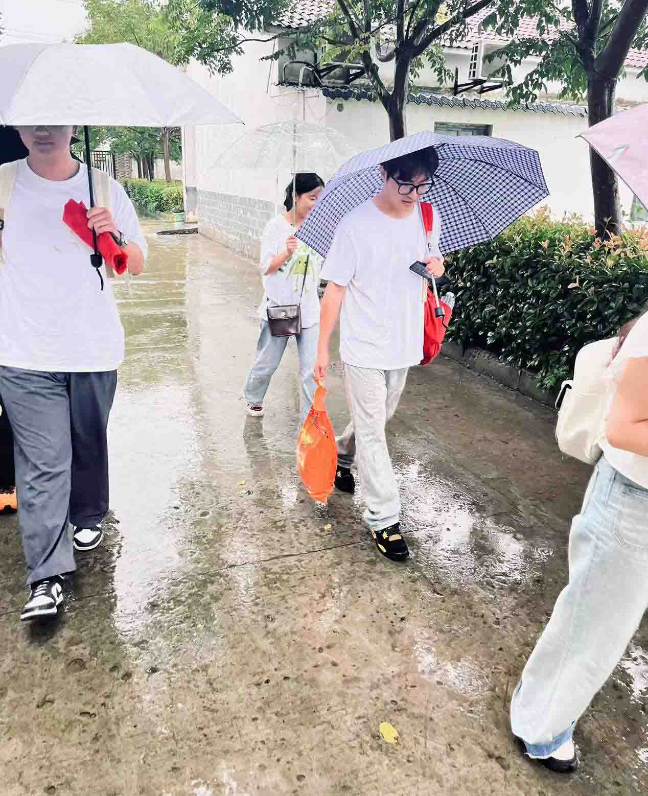 志愿者朱金龍：以實(shí)際行動(dòng)扎根基層，全心全意體驗(yàn)青春風(fēng)采。