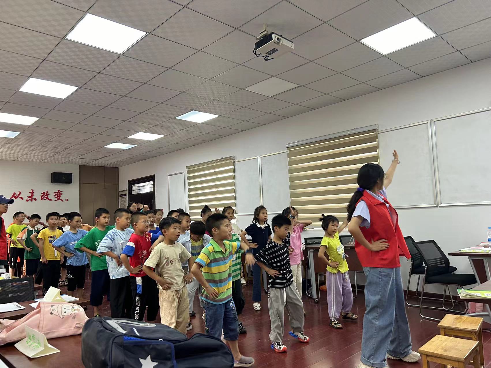 不忘初心，腳踏實地的做好支教——汽院愛心傳遞服務(wù)團