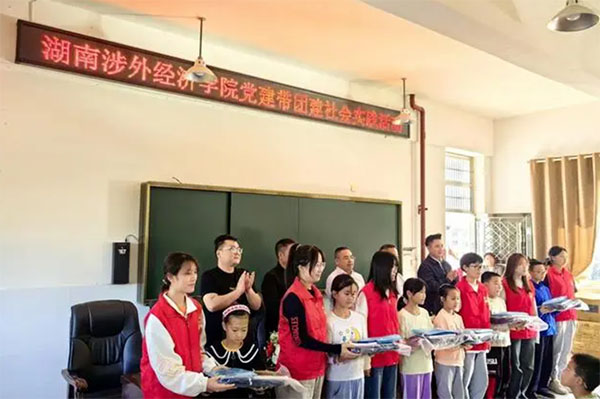 大學(xué)生黨員到山區(qū)開展“三下鄉(xiāng)”實(shí)踐活動