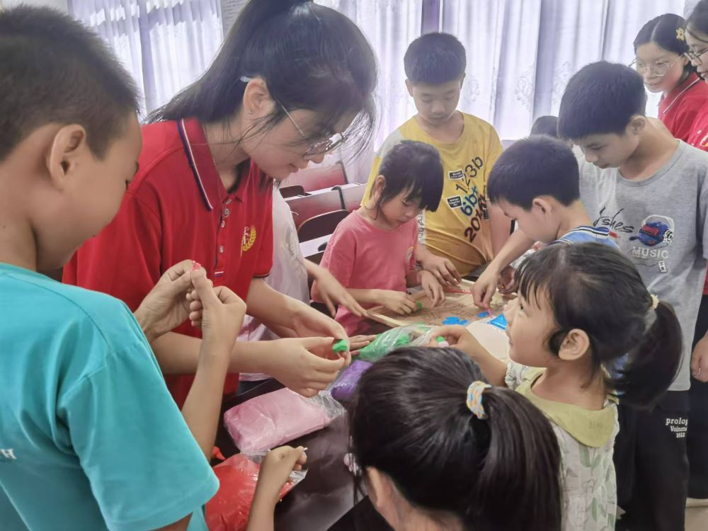投身松柏實(shí)踐，綻放青春光芒