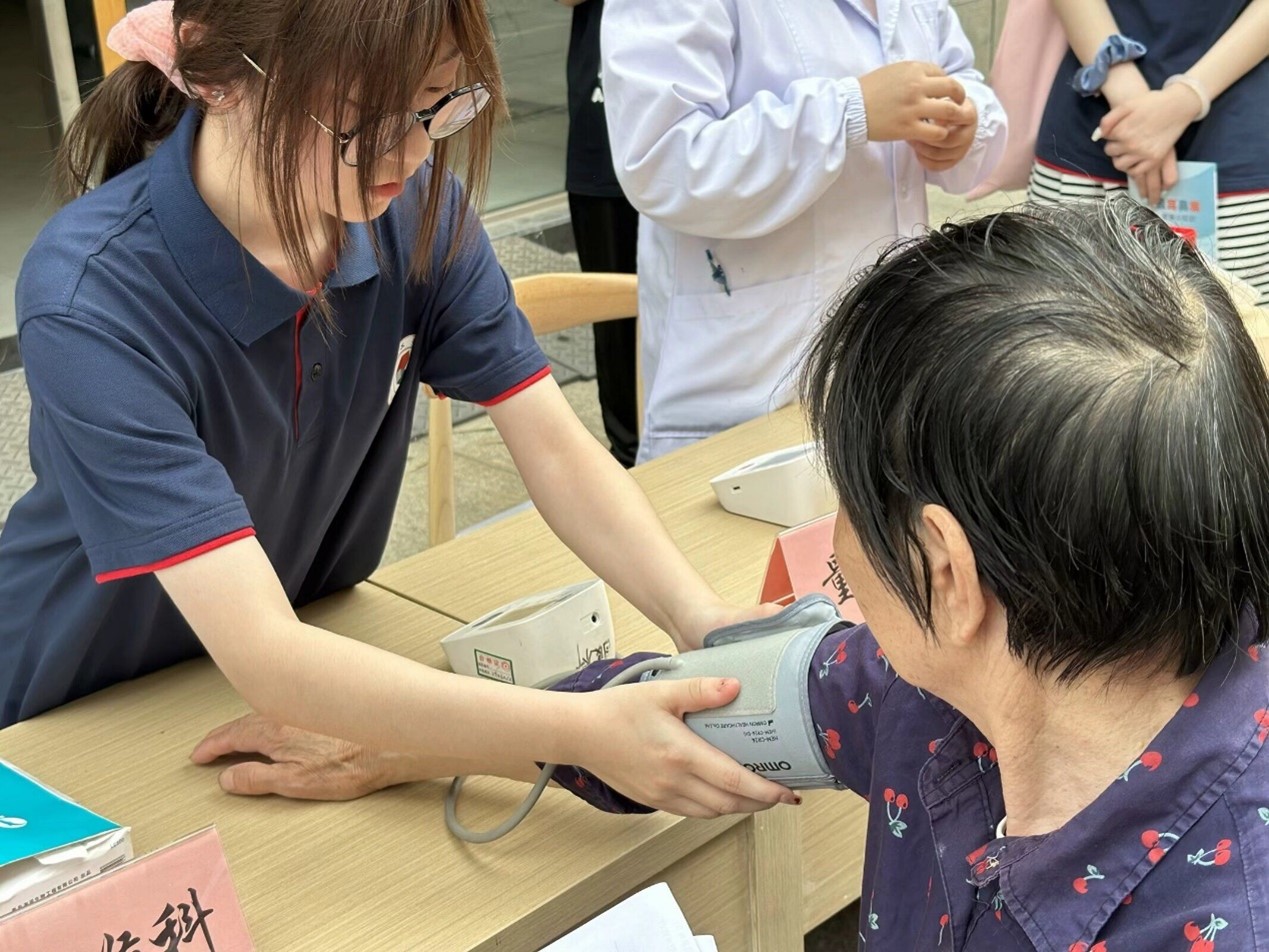 義診服務(wù)送健康，敬老愛(ài)老送溫暖