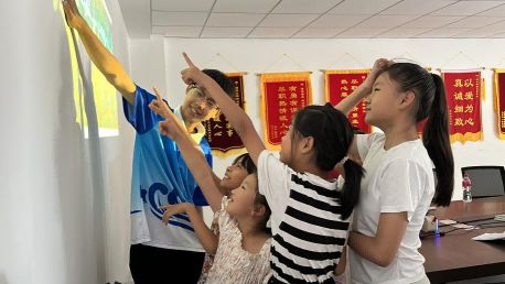 丹青越時空，千載留余香：“青助繁花”傳承傳統(tǒng)文化實踐團社區(qū)行